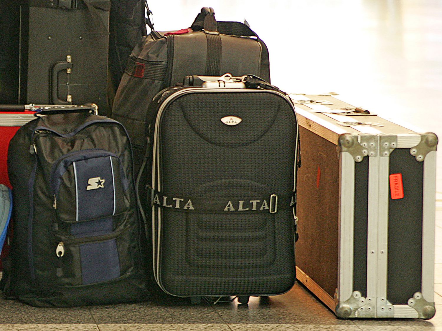 Airlines want smaller carry-on bags 