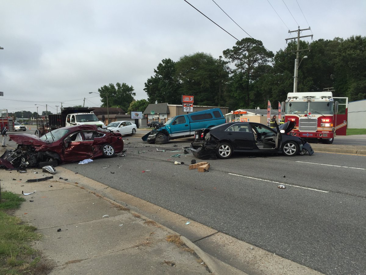 PHOTOS 4 injured in multivehicle accident on Jefferson Avenue in