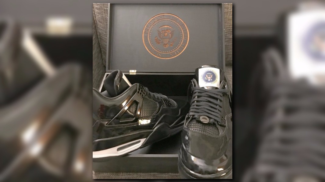 Chicago Cubs present President Obama with custom Nike Jordans |