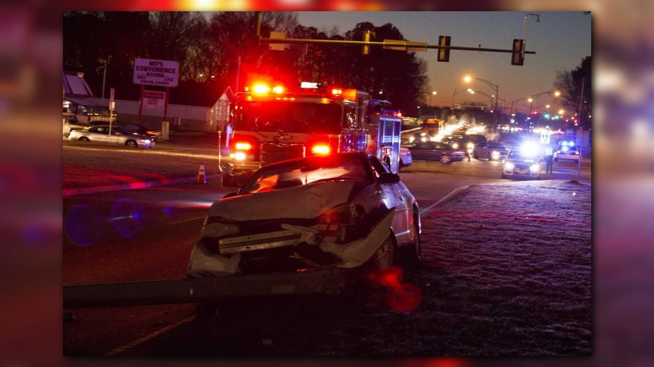 Car crashes into pole in Newport News